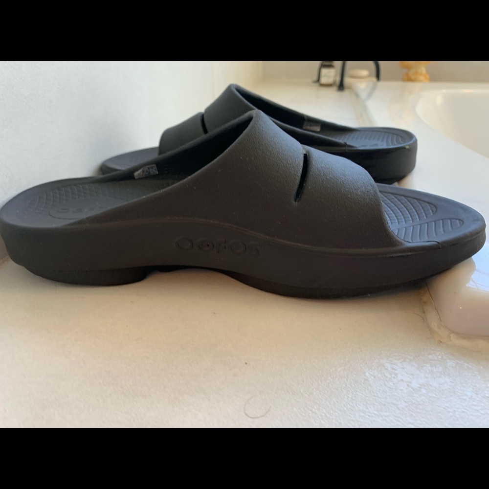 Women’s like new Ofoos recovery sandal size 7.5. Hardly worn.